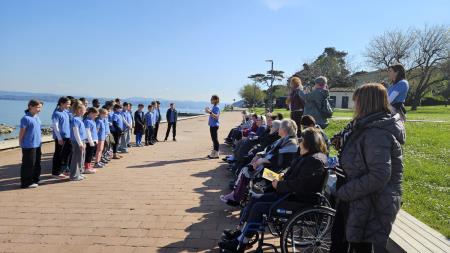 Osnovnošolci so starostnikom zapeli.